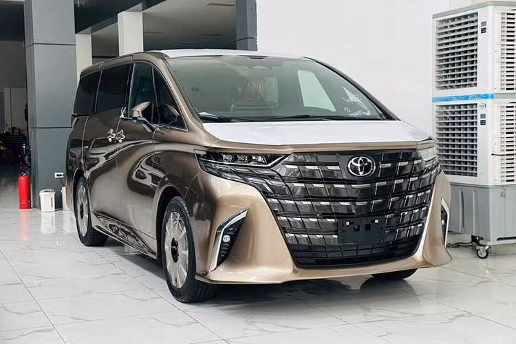 Toyota Alphard: 27 xe ﻿Trong phần lớn các tháng, Toyota Alphard đều nằm trong top những mẫu xe có doanh số thấp nhất thị trường Việt Nam. Tháng 7/2026 cũng không phải là ngoại lệ khi doanh số của mẫu xe này dừng ở mức 27 chiếc, giảm 20,5%. Doanh số tích lũy trong 7 tháng đầu năm của mẫu MPV hạng sang này đạt 213 xe.