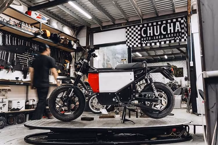 Trước đó, chiếc N1-S của hãng cũng rất ấn tượng về mọi mặt và dù có giá đắt, nhưng hãng cũng đã nhận được một lượng người quan tâm và đặt cọc không nhỏ. Cuối cùng, dự án mô tô "phân khối lớn" chạy điện này cũng đã bị tạm ngưng. Hy vọng rằng lần này sau khi đã đã dành "thời gian nghiêm túc nhìn lại thị trường và nguồn lực", NUEN có thể thành công với Volty U1.