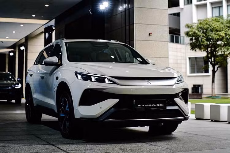 Lợi thế của mẫu xe SUV BYD Sealion 5 nằm ở hệ truyền động PHEV và gói hỗ trợ lái ADAS, trong khi giá dự kiến vẫn ở vùng tương đương nhiều mẫu SUV cỡ C phổ biến đang bán tại thị trường Việt Nam.