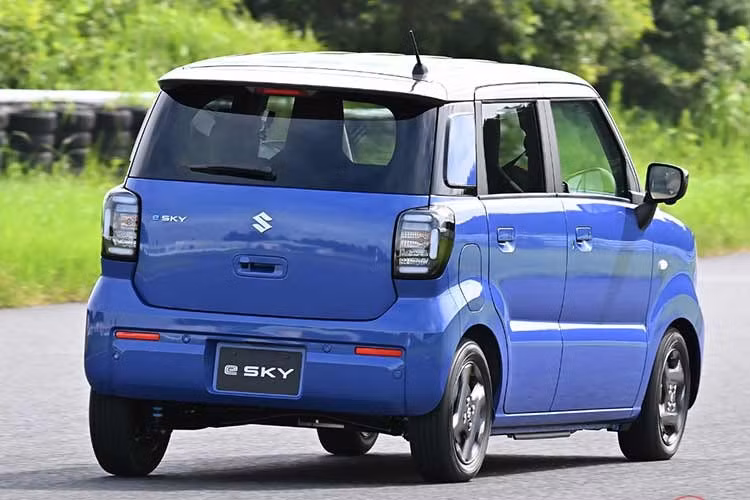 Về ngoại hình, Suzuki e SKY EV 2027 mới sở hữu kiểu dáng hatchback 5 cửa vuông vức, với chiều dài 3.395 mm, rộng 1.475 mm và cao 1.625 mm. Chiều dài cơ sở đạt 2.460 mm, khối lượng xe 1.030 kg và bán kính quay vòng 4,4 m.