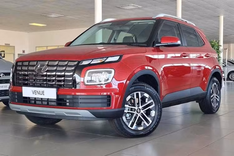 Hyundai Venue: 28 xe ﻿Mẫu xe Hyundai thứ hai có mặt trong top 10 ôtô bán kém nhất Việt Nam là Venue. Mẫu SUV hạng A này bán ra 28 xe, giảm 33,3%. Doanh số cộng dồn trong 7 tháng đầu năm nay của Hyundai Venue cũng không quá ấn tượng, dừng ở mức 781 xe. Theo tin đồn, Hyundai Venue tại Việt Nam sẽ bị thay thế bởi người anh em Exter vào cuối năm nay.