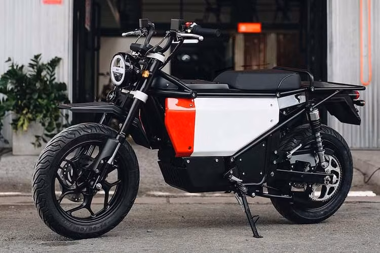 Startup xe máy điện Việt Nam NUEN Moto mới đây đã hé lộ Volty U1 2027 mới. Đây là dự án xe máy điện đa năng được thiết kế hướng tới các "shipper" giao hàng chặng cuối, gọi xe công nghệ và vận tải doanh nghiệp với thiết kế dạng module và pin tháo rời đổi được.