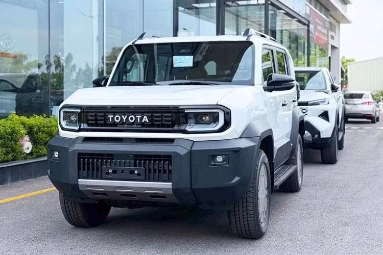 Toyota Land Cruiser FJ: 30 xe ﻿Toyota Land Cruiser FJ là mẫu xe lần đầu tiên góp mặt trong top xe ế. Nguyên nhân là bởi mẫu xe này mới ra mắt Việt Nam trong tháng 7/2026. Tuy nhiên, Toyota Land Cruiser FJ có khởi đầu khá chậm khi doanh số chỉ đạt 30 chiếc do nguồn cung hạn chế. Thậm chí, khách hàng muốn nhận mẫu SUV cỡ nhỏ này sớm còn phải chi số tiền khoảng 50 triệu đồng để mua phụ kiện tại đại lý.