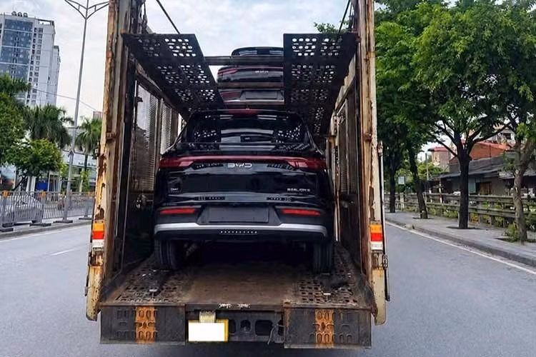 Mẫu xe SUV BYD Sealion 5 2026 mới đây vừa được bắt gặp tại Hà Nội trong quá trình vận chuyển bằng xe chuyên dụng tại Hà Nội. Hình ảnh đăng tải trên mạng xã hội cho thấy phần phía sau của xe lộ rõ, không được phủ kín như những mẫu xe đang trong giai đoạn thử nghiệm.