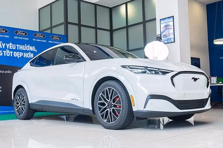 Ford Mustang Mach-E: 6 xe ﻿Tương tự tháng liền trước, trong tháng 7/2026, mẫu xe bán kém nhất Việt Nam vẫn là Ford Mustang Mach-E. Doanh số của mẫu ôtô thuần điện đến từ Mỹ này đạt 6 chiếc, không tăng, không giảm so với tháng 6/2026. Trong khi đó, doanh số cộng dồn trong 7 tháng đầu năm nay của Ford Mustang Mach-E đạt 76 xe.