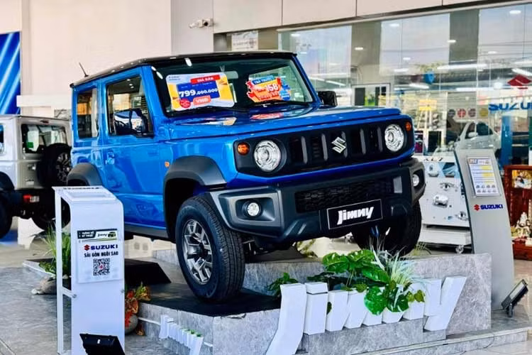 Suzuki Jimny: 33 xe ﻿Tuy được hãng liên tục áp dụng ưu đãi đến hơn 100 triệu đồng nhưng Suzuki Jimny vẫn không cải thiện được sức bán mà liên tục xuất hiện trong top 10 ôtô bán ế nhất thị trường. Trong tháng 7/2026, mẫu SUV cỡ nhỏ này sở hữu doanh số chỉ 33 xe, giảm 10,8%. Doanh số tích lũy từ đầu năm đến nay của Suzuki Jimny dừng ở mức 187 xe.