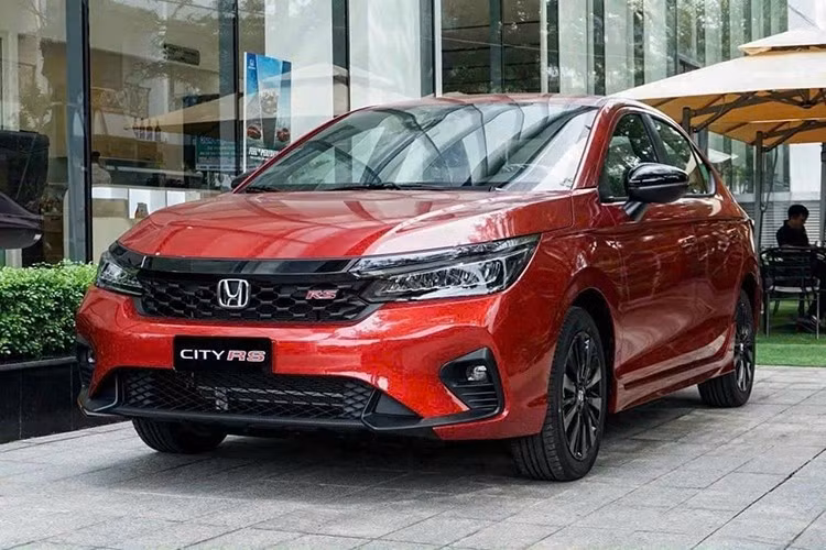 Honda City: 1.181 xe ﻿Honda City vừa trở lại cuộc đua 10 ôtô bán chạy nhất trong tháng 7/2025 với doanh số bán đạt 1.181 xe, tăng 862 xe so với tháng 6/2025. Đây là mẫu xe Honda duy nhất góp mặt trong danh sách này, nhờ chính sách giảm phí trước bạ và nhiều chương trình ưu đãi của hãng.