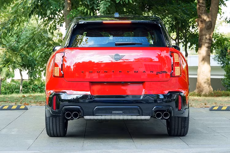 Bên dưới nắp ca-pô là khối động cơ xăng 4 xi-lanh với Công nghệ TwinPower Turbo, sản sinh công suất 317 mã lực và mô-men xoắn 400 Nm. Kết hợp hộp số 7 cấp ly hợp kép, khả năng tăng tốc từ 0-100 km/h chỉ trong 5,4 giây, vận tốc tối đa 250km/h.