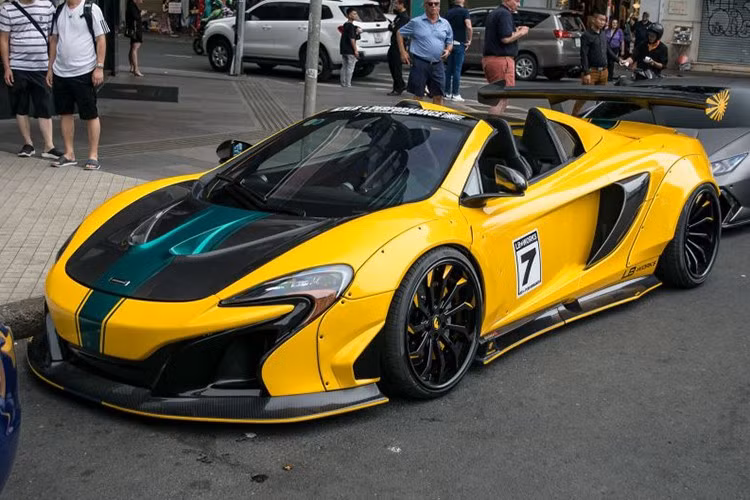 Sau 1 thời gian khá dài trải nghiệm chiếc siêu xe mui trần McLaren 650S Spider độ Liberty Walk với bộ áo đỏ đen, chủ nhân của nó vừa mới cho lột áo cũ ra, để diện lên mình bộ áo mới đầy sặc sỡ, và nhanh chóng đã thu hút các tay săn ảnh ở TP.HCM.