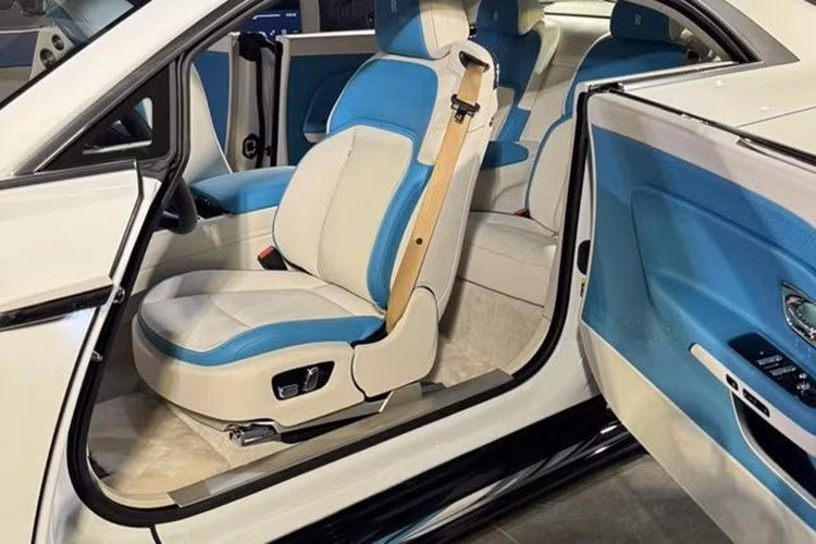 Rolls-Royce Spectre sở hữu động cơ điện, sản sinh ra công suất tối đa lên đến 577 mã lực và mô-men xoắn 900 Nm. Xe điện đầu tiên của Rolls-Royce có thời gian tăng tốc từ vị trí xuất phát lên 100km/h chỉ trong 4,4 giây trước khi đạt tốc độ tối đa giới hạn là 250 km/h.