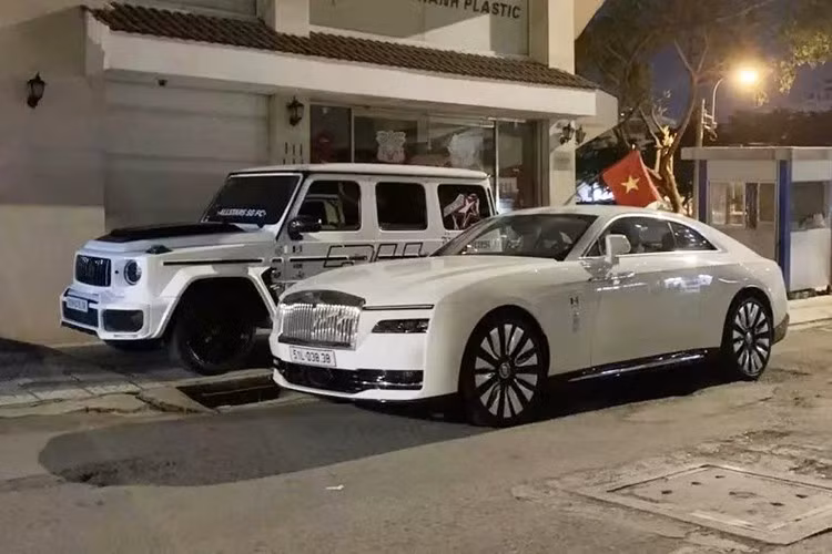 Cuối tuần vừa qua, trên 1 con hẻm nhỏ tại Tp.HCM đã xuất hiện 1 chiếc SUV hạng sang Mercedes-AMG G63 Edition One và chiếc xe coupe siêu sang chạy điện Rolls-Royce Spectre trị giá hàng chục tỷ đồng đỗ cùng nhau, cả 2 đều mang ngoại thất màu trắng.