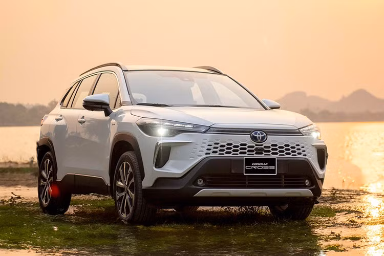 Toyota Corolla Cross: 841 xe ﻿Cùng với Vios và Yaris Cross, Toyota Corolla Cross là mẫu xe thứ ba của Toyota góp mặt trong danh sách này. Theo đó, trong tháng 7/2025 doanh số bán Toyota Corolla Cross đạt 841 xe, tăng 35 xe so với tháng trước đó. Đây cũng là mẫu xe có doanh số khá đều trong nhiều tháng của năm 2025.