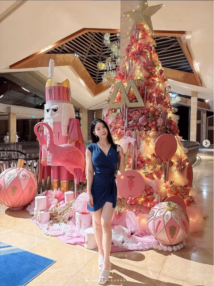 Điểm chí mạng trên cơ thể của Janie Park chính là đường cong S-line trứ danh, uốn lượn mềm mại nhưng đầy uy lực. Vòng eo "con kiến" thắt chặt đến khó tin làm nổi bật lên cơ bụng số 11 săn chắc, rõ nét - niềm mơ ước của hàng triệu cô gái.
