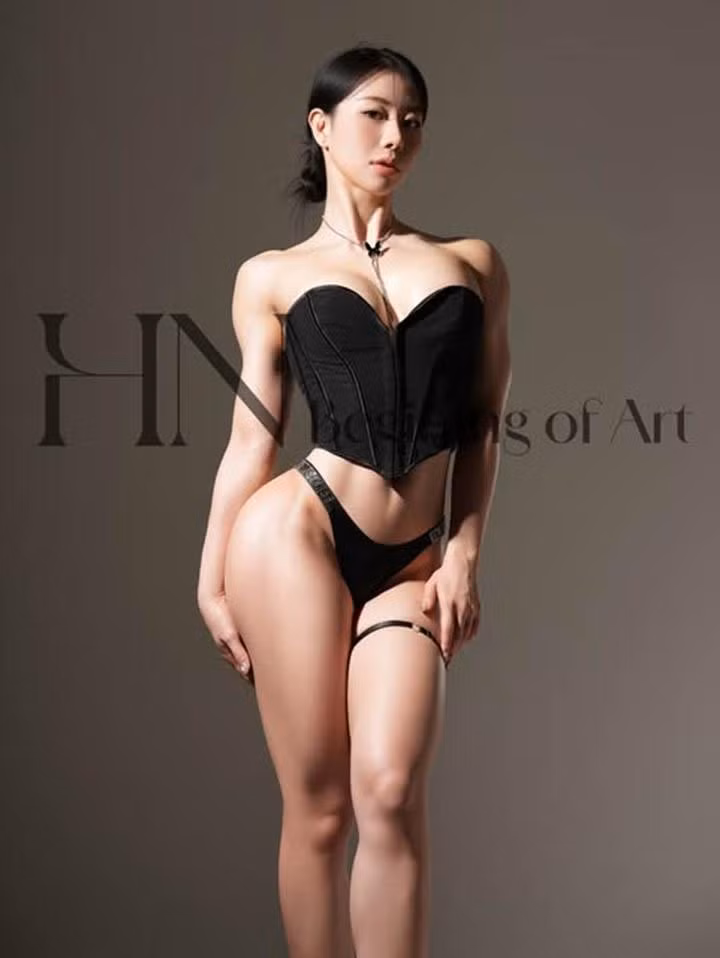 Có thể thấy Janie Park sở hữu nhan sắc và vóc dáng đạt đến tỷ lệ vàng, đủ sức "thiêu đốt" mọi ánh nhìn ngay từ giây đầu tiên chạm mắt.