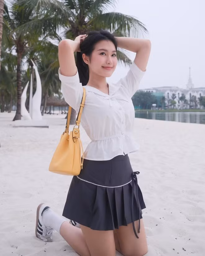 Nhưng thỉnh thoảng, cô gái 1 con cũng thay đổi với áo sơ mi cách điệu phiên bản điệu đà, nhí nhảnh như babydoll hoặc cổ bèo nhún ở phần eo.