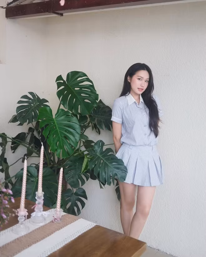Dù là street style đơn giản hay những buổi đi chơi, chụp ảnh nhẹ nhàng Hải My vẫn ưu ái kiểu áo tưởng quá ư cơ bản này.