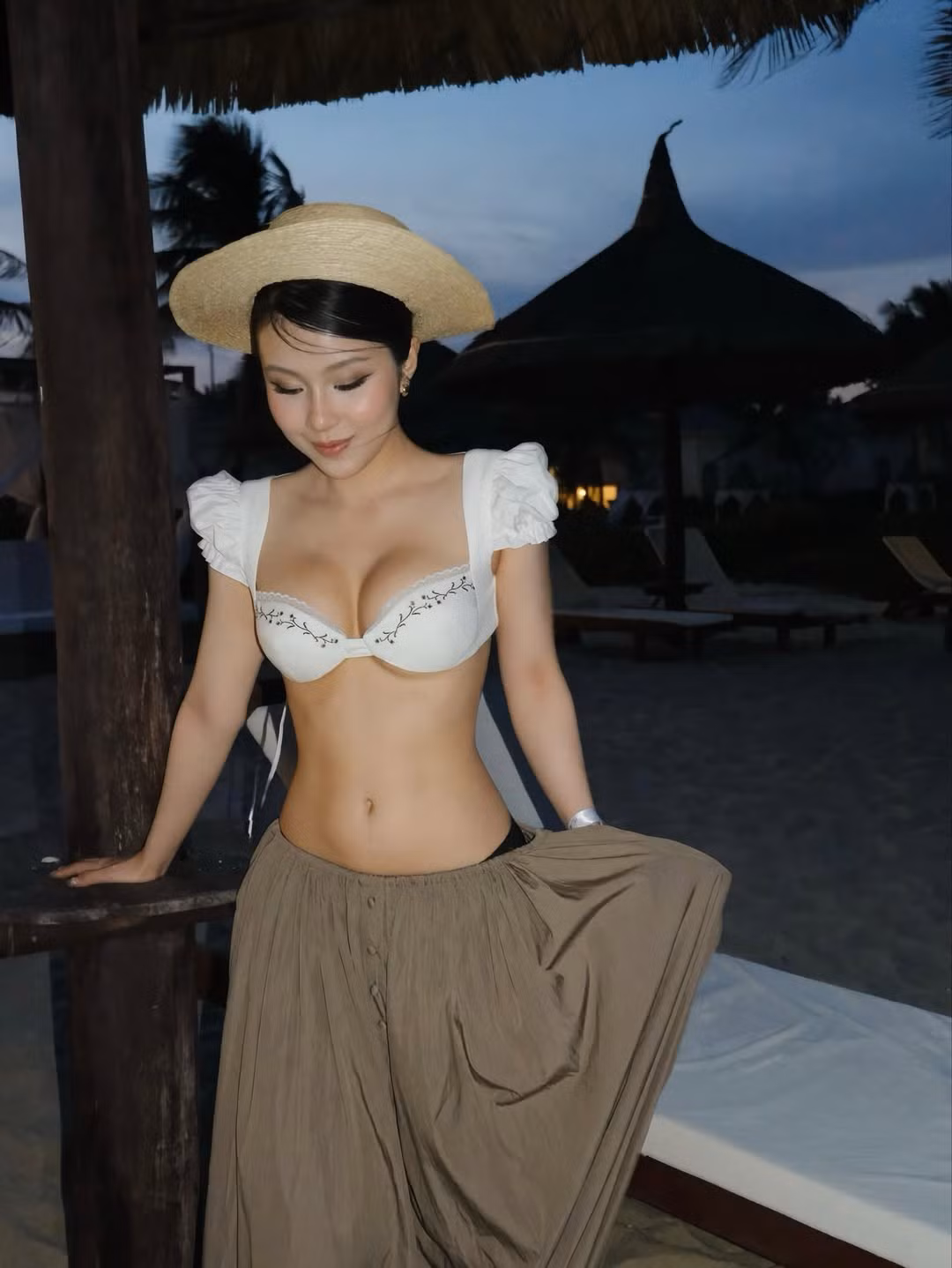 Mới đây, nhân dịp đón tuổi 27, TikToker Quỳnh Thi đã tự thưởng cho mình một chuyến nghỉ dưỡng sang chảnh tại một resort cao cấp ở Cam Ranh. Trên trang cá nhân, cô nàng "đốt mắt" cộng đồng mạng bằng loạt ảnh khoe sắc vóc ngày càng thăng hạng.
