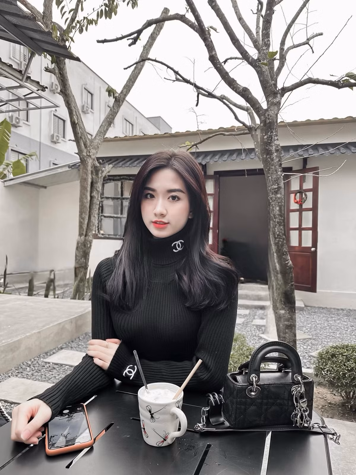 Khi xuất hiện ngoài đời thường, Doanh Nhi cũng giữ hình ảnh nhẹ nhàng, kín đáo nhưng không kém phần hiện đại.