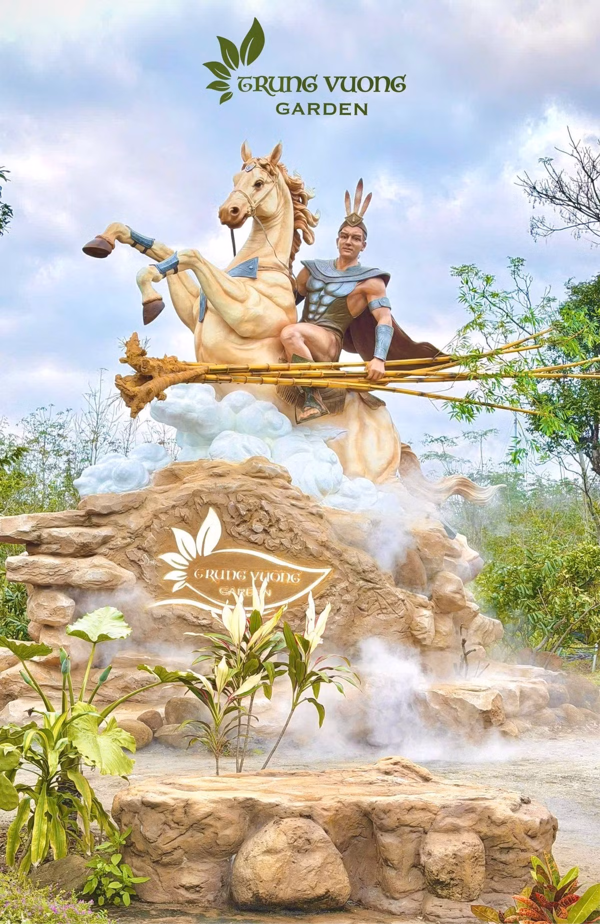 Điểm cuốn hút đặc biệt của bức tượng nằm ở sự hòa quyện giữa vẻ hào hùng và chuyển động mềm mại. Từng chi tiết như bờm và đuôi ngựa được xử lý uốn lượn tinh tế, tạo cảm giác đang tung bay trong gió. Các lớp cơ bắp của ngựa được thể hiện rõ ràng, mạnh mẽ nhưng không thô cứng, giúp tổng thể tác phẩm toát lên cảm giác chuyển động liên tục. Ảnh: Trung Vương Garden.