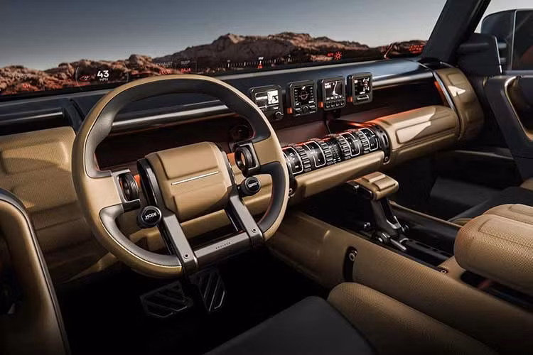 Bất chấp những thay đổi ở phần đầu, tổng thể mẫu SUV vẫn giữ kiểu dáng vuông vức đặc trưng của dòng xe địa hình. Xe sở hữu cản trước ngắn nhằm tăng góc tiếp cận, hốc bánh mở rộng để lắp lốp địa hình cỡ lớn, cùng các tấm ốp bảo vệ thân xe mang phong cách khỏe khoắn.