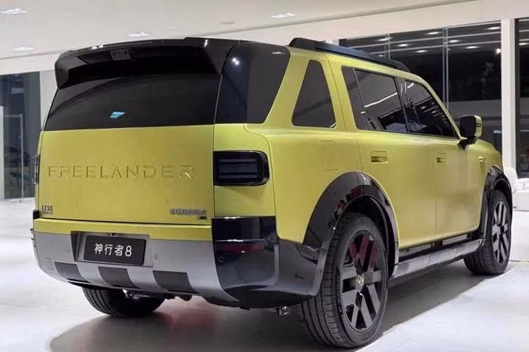 Freelander 8 là mẫu xe đầu tiên của thương hiệu Freelander độc lập, được thành lập thông qua sự hợp tác giữa Chery và Jaguar Land Rover. Mẫu xe sẽ được sản xuất tại Trung Quốc theo mô hình liên doanh.