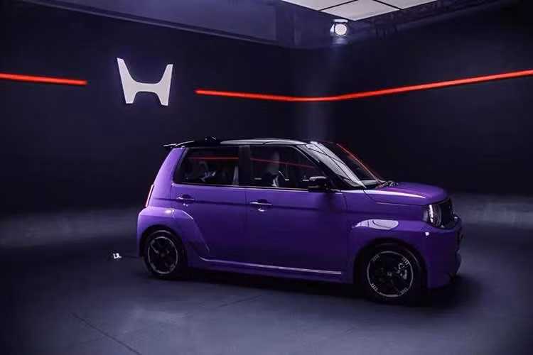 Lần đầu ra mắt công chúng tại Japan Mobility Show 2025, mẫu xe này đã nhanh chóng thu hút sự chú ý nhờ ngoại hình vuông vức, nhỏ gọn cùng phong cách thiết kế khác biệt so với phần lớn các mẫu xe điện đô thị hiện nay.