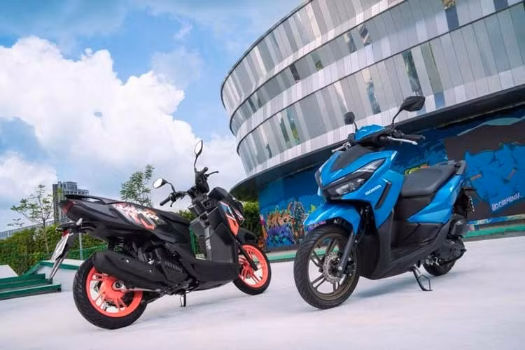 Trong đó, bản Đặc biệt được làm mới bằng cách phối màu hiện đại, kết hợp lớp sơn nhám nhằm tạo cảm giác cao cấp hơn. Đáng chú ý nhất là phiên bản Street lần đầu xuất hiện với thiết kế ghi đông trần, mang hơi hướng xe đường phố, giúp ngoại hình trở nên mạnh mẽ và cá tính. Ghi đông mới cũng hướng đến tư thế ngồi tự nhiên, thoải mái, đồng thời tăng cảm giác kết nối giữa người lái và xe.