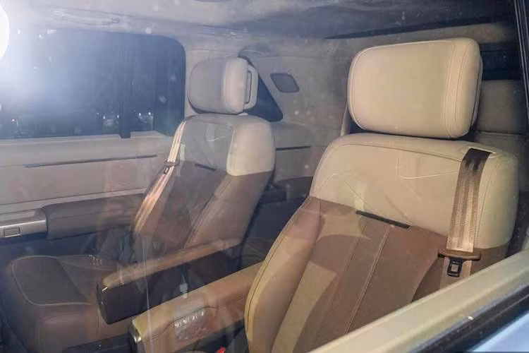 Liên doanh iên doanh Chery - Jaguar Land Rover cũng cho biết Freelander 8 được trang bị kiến trúc điện 800 V, hỗ trợ sạc 6C với công suất sạc tối đa 350 kW. Hệ thống khung gầm bao gồm 3 chức năng khóa vi sai, hệ thống treo khí nén hai buồng kín và hệ thống quản lý địa hình i-ATS.