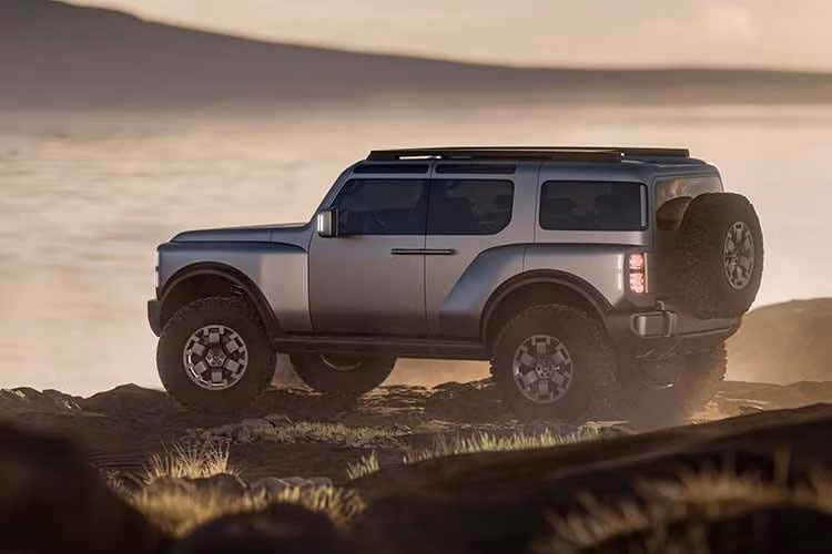 Dù hồ sơ bằng sáng chế không tiết lộ khoang nội thất, Hyundai từng cho biết Boulder Concept được phát triển theo hướng kết hợp giữa công nghệ hiện đại và khả năng vận hành thực dụng. Xe dự kiến sở hữu bảng táp-lô nhiều màn hình hiển thị riêng biệt cho hệ thống giải trí, dẫn đường và dữ liệu off-road, kết hợp màn hình HUD cỡ lớn, vô-lăng tích hợp núm xoay vật lý và các phím điều khiển cỡ lớn...