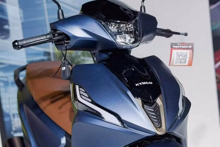 Về ngoại hình, Kymco People Hybrid 2026 cũng sử dụng công nghệ Led ở các vị trí như đèn chiếu sáng, đèn định vị và đèn hậu. Tuy nhiên phiên bản mới còn tích hợp cả xi nhan Led gia tăng độ bền cho hệ thống đèn tín hiệu.