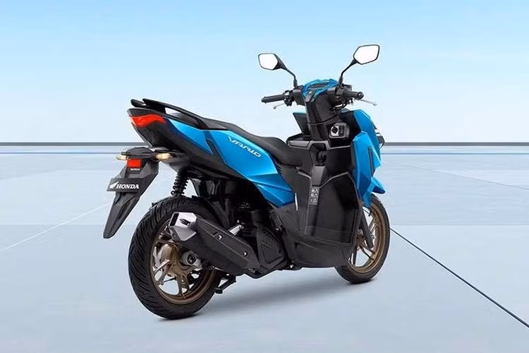 Với dung tích 18 lít, cốp xe có thể bố trí một chiếc mũ bảo hiểm loại nửa đầu và thêm các vật dụng thiết yếu. Cổng sạc USB-A trước đây được thay bằng USB-C, phù hợp hơn với các thiết bị điện tử hiện nay. Hệ thống khóa thông minh Smart Key hỗ trợ tìm vị trí xe, mở khóa từ xa và phát cảnh báo chống trộm.