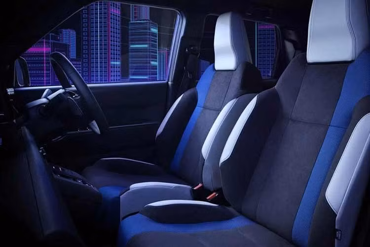 Xe có phạm vi hoạt động khoảng 274 km sau mỗi lần sạc đầy, mức thông số đáp ứng tốt nhu cầu di chuyển hàng ngày trong thành phố. Khối động cơ điện cơ bản sản sinh công suất 63 mã lực, nhưng có khả năng đẩy lên mức 94 mã lực khi người dùng kích hoạt chế độ Boost Mode.