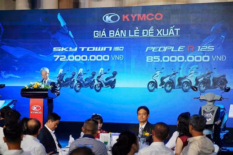 Mức giá xe Kymco People R 125 tại Việt Nam được đánh giá là khá cao so với các đối thủ cùng phân khúc, lên tới 85 triệu đồng. Mức giá này đắt hơn cả Piaggio Medley S 125 (80 triệu đồng) lẫn Honda SH 125 bản tiêu chuẩn (78,09 triệu đồng với mức thuế 10%).