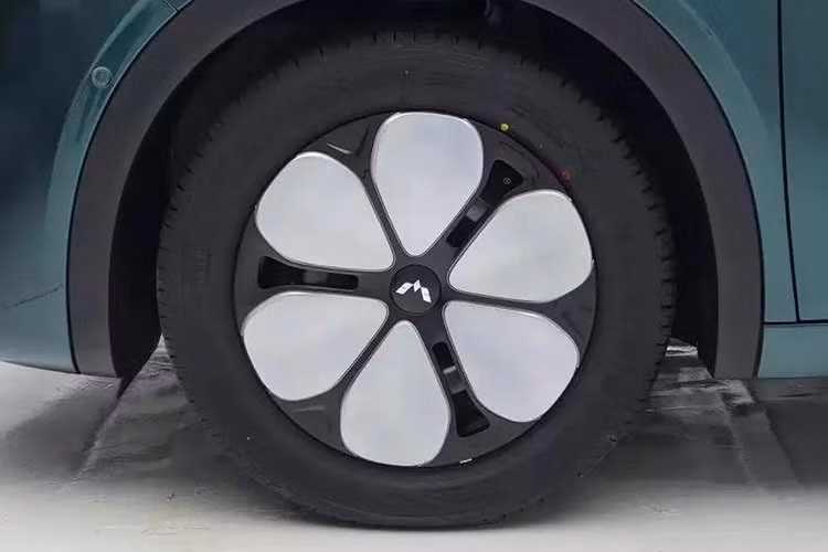 Geo Metro từng là một trong những mẫu xe phổ thông nổi tiếng tại Bắc Mỹ nhờ giá bán thấp và khả năng tiết kiệm nhiên liệu. Trong kỷ nguyên xe điện, GM muốn duy trì định vị này bằng một nền tảng chạy hoàn toàn bằng điện.