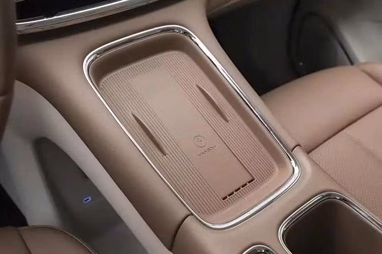 Về trang bị an toàn, Wuling Bingo Pro sở hữu: túi khí phía trước, hệ thống chống bó cứng phanh (ABS) và phân bổ lực phanh điện tử (EBD), đi kèm phanh tay điện tử và tính năng giữ phanh tự động Auto Hold.
