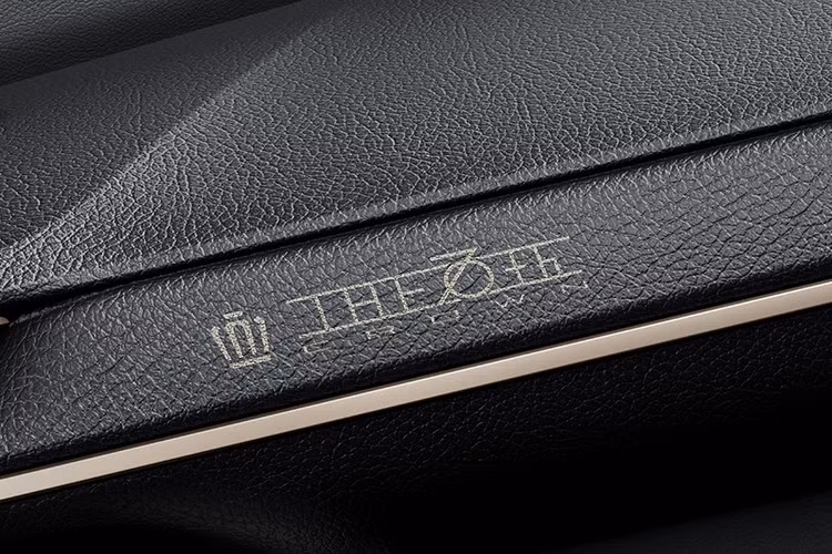 Bên cạnh việc bổ sung hai bản mới, Toyota cũng nâng cấp nhẹ cho các phiên bản còn lại của dòng Crown Sport. Cụ thể, bản Sport RS nay có thêm tùy chọn mâm hợp kim 21 inch sơn đen nhám và nội thất tông đen, giúp tăng tính thể thao và cá tính cho xe.