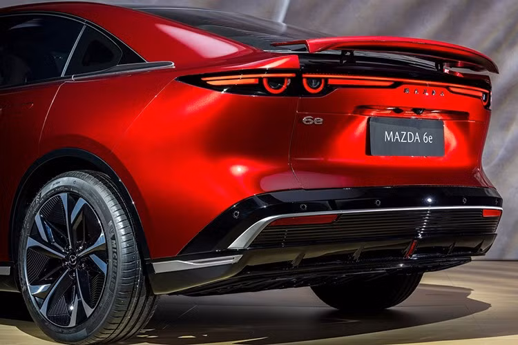 Sự chênh lệch rõ rệt này cho thấy Mazda EZ-6 được định giá cực kỳ cạnh tranh tại thị trường Trung Quốc. Trong khi đó, người mua tại châu Âu phải trả nhiều hơn cho một mẫu xe thực chất gần như giống hệt.