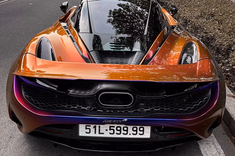 Theo chia sẻ từ đại diện McLaren Việt Nam khi ra mắt mẫu xe này vào tháng 5/2025, những khách hàng đặt mua siêu xe McLaren 750S ở thời điểm hiện tại có thể phải chờ tới 9 tháng để được nhận xe.