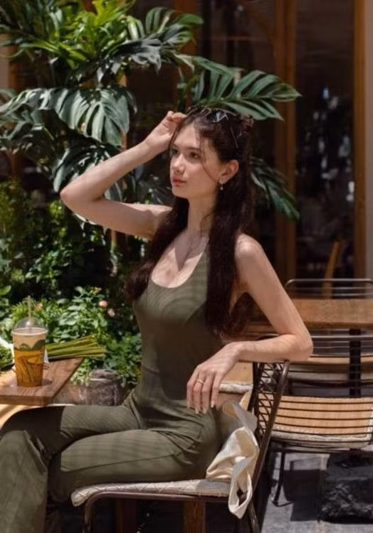 Mẹ Đặng Văn Lâm không ngần ngại khoe con gái xinh đẹp với dân tình. Dù qua camera thường nhưng Thanh Giang vẫn nổi bật với vóc dáng nuột nà. Đặc biệt đôi chân dài thon thả của cô lúc nào cũng thu hút mọi ánh nhìn.