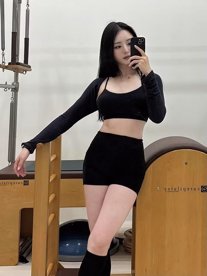 Jo Mun-gyeong xuất hiện trong nhiều phong cách trang phục tập luyện, từ những chiếc áo crop top khoe trọn vòng hai thon thả, những bộ đồ bó sát tôn lên đôi chân dài miên man, cho đến những bộ đồ bơi hay nội y thể thao đầy tinh tế.