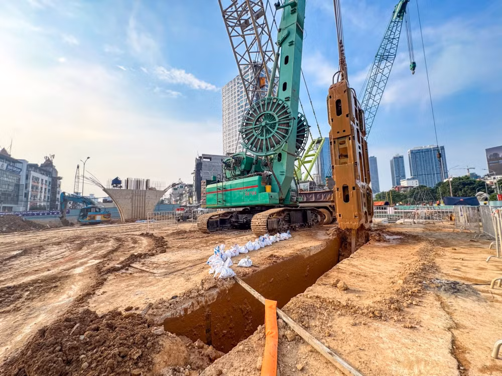 Tấm tường vây là hạng mục đầu tiên của kết cấu ngầm, có chiều sâu thiết kế khoảng 42m, dày 1m, đóng vai trò là cấu trúc bao che chính, đảm bảo ổn định địa chất, chống thấm và an toàn cho toàn bộ quá trình thi công các hạng mục sâu hơn 18m phía dưới.