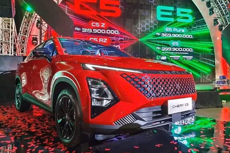 Omoda C5 hiện đã không còn là cái tên xa lạ với người tiêu dùng Việt Nam nói riêng và Đông Nam Á nói chung. Malaysia là thị trường Đông Nam Á đầu tiên đón nhận Omoda C5. Tuy nhiên, Indonesia lại là thị trường mà hãng Chery chọn để giới thiệu phiên bản nâng cấp của mẫu xe Trung Quốc này.