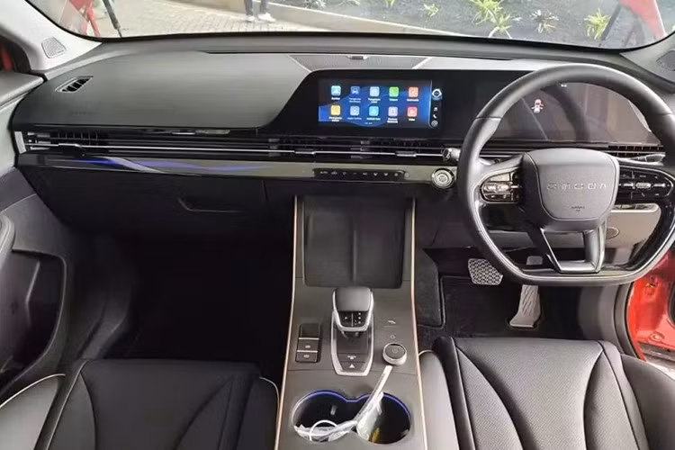 Bên trong xe, Chery C5 vẫn giữ nguyên thiết kế cũ. Hãng Chery chỉ nâng cấp trang bị với bộ lọc không khí PM 0.3 siêu hiệu quả và tính năng kết nối Internet Of Vehicle (IOV). Trong khi đó, gói hỗ trợ lái nâng cao ADAS của Chery C5 2025 có thêm chức năng hỗ trợ lái khi tắc đường và hệ thống tránh va chạm thông minh.