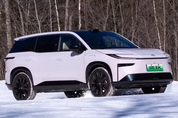 Tại Trung Quốc, Toyota bZ3X được định vị là mẫu SUV điện bình dân, có mức giá khởi điểm chỉ khoảng 15.200 USD (tương đương 396 triệu đồng). Với các chính sách ưu đãi của chính phủ, người dùng thậm chí có thể mua xe với giá chỉ từ 14.500 USD (khoảng 378 triệu đồng).