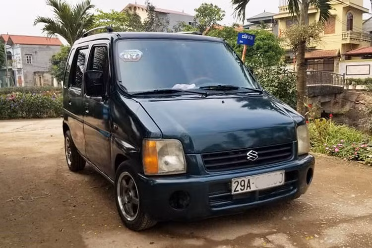 Suzuki Wagon R+ sở hữu ngoại hình nhỏ gọn nên phù hợp với hạ tầng giao thông đô thị hoặc khu dâ cư đông đúc, chật hẹp. Khối động cơ 1.0L được đánh giá có mức tiêu hao nhiên liệu thấp, đặc biệt là khi vận hành trong thành phố.