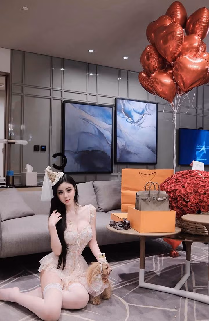 Khánh Ly không ngần ngại lăng xê những thiết kế "đốt mắt" người nhìn, từ những bộ bikini hai mảnh siêu nhỏ khoe trọn làn da trắng ngần và vòng eo con kiến, cho đến những chiếc váy bodycon ôm sát sạt, tôn vinh từng cm đường cong cơ thể.