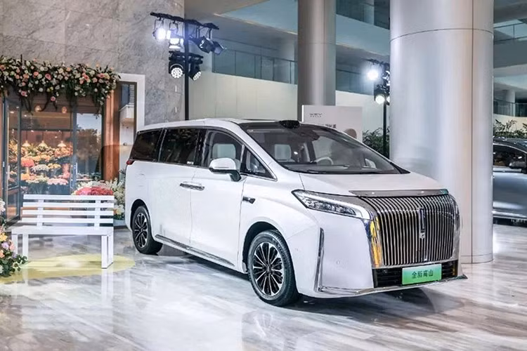 Gaoshan 7 là phiên bản trục cơ sở ngắn của cùng 1 nền tảng MPV hạng sang nhà Wey. Ngoài ra hãng còn có các dòng Gaoshan 8 và 9 với thiết kế tương tự nhưng sở hữu trục cơ sở dài hơn. Dự kiến các mẫu xe này cũng sẽ sớm nhận được những cập nhật tương tự. Tại Việt Nam, Wey Gaoshan 9 cũng đang được bán với tên Wey 80.
