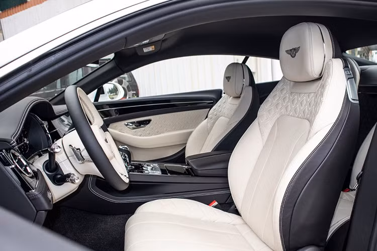 Điểm nhấn chính trên chiếc Bentley Continental GT nằm ở cụm đèn pha với công nghệ LED Matrix đi kèm hiệu ứng pha lê bắt mắt. Nếu xảy ra va chạm và cụm đèn này bị hư hỏng, chủ xe phải bỏ ra số tiền không dưới 3.400 Euro để thay mới toàn bộ (tương đương 120 triệu đồng).