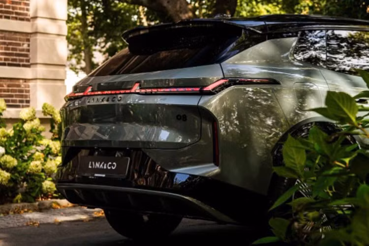 Xe mang phong cách coupe-SUV thể thao, nổi bật với cụm đèn LED nối dài, dải đèn định vị hình chữ “T” và thiết kế hốc gió lớn tạo vẻ khỏe khoắn. Phiên bản tiêu chuẩn được trang bị mâm 18 inch, trong khi bản cao cấp được trang bị mâm 21 inch.