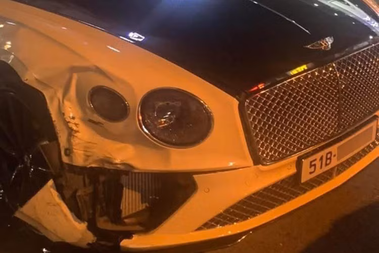 Được biết, chiếc Bentley Continental GT siêu sang gặp nạn này thuộc sở hữu của diễn viên Huỳnh Trấn Thành (MC Trấn Thành). Anh thường xuất hiện tại các sự kiện với hình ảnh cầm lái chiếc Bentley 2 màu đặc biệt này.
